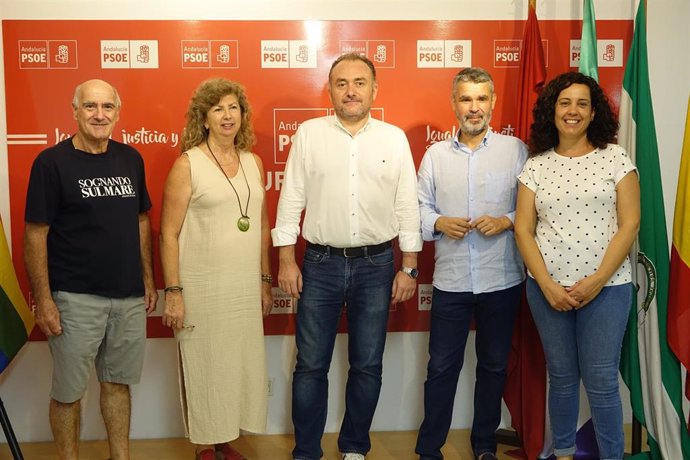 El secretario de Organización del PSOE de Málaga, Pepe Bernal,  junto al secretario general del PSOE de Alhaurín el Grande, Luis Guerrero, y otros integrantes del partido en la localidad.