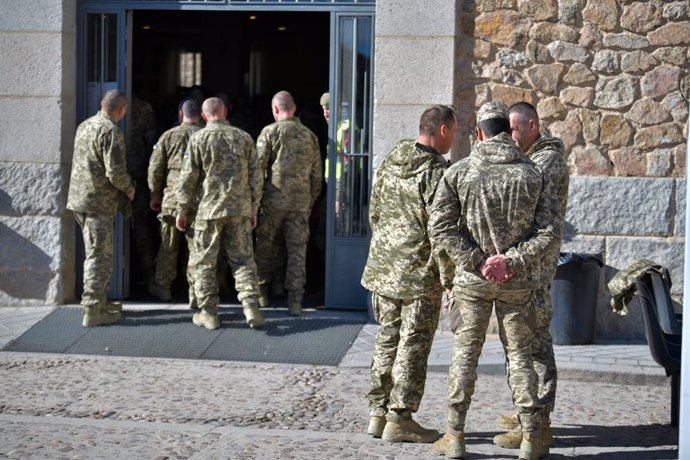 Archivo - Soldados ucranianos en las instalaciones del 'Toledo Training Command', a 20 de noviembre de 2022, en Toledo, Castilla La Mancha, (España). La ministra de Defensa ha visitado hoy al primer grupo de militares ucranianos que reciben adiestramiento