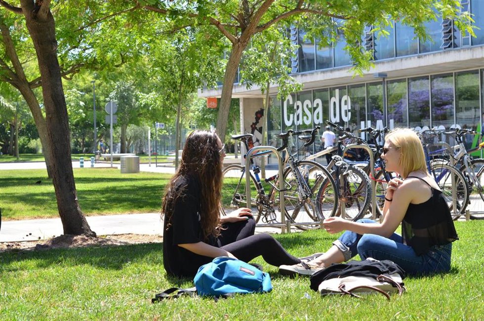Archivo - Alumans universitarias en el campus de la UPV