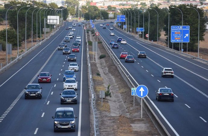 Archivo - Una fila de vehículos en la carretera A3