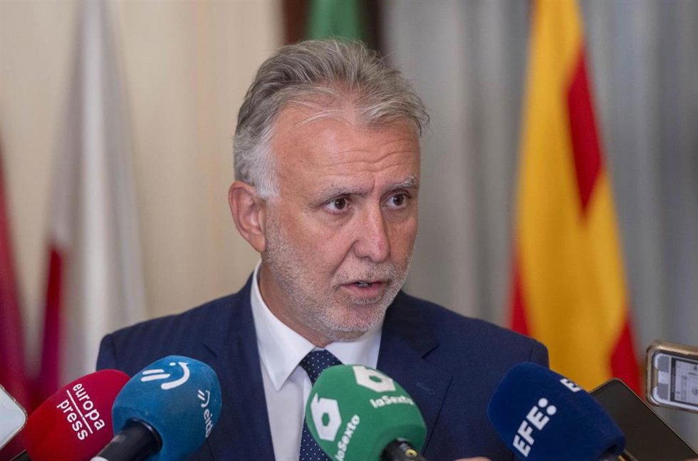 Archivo - El ministro de Política Territorial y Memoria Democrática, Ángel Víctor Torres, a tiende a los medios de comunicación tras una reunión, en la sede del Ministerio, a 30 de julio de 2024, en Madrid (España). La portavoz del Gobierno Vasco se ha 