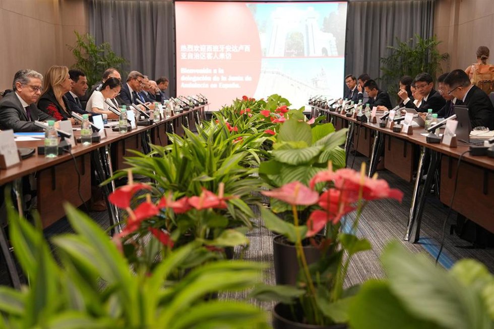 El presidente de la Junta de Andalucía, Juanma Moreno, mantiene un encuentro con el grupo empresarial Tsinghua Holding en su centro de control Beijing Tsinghua GSafety en Pekín.