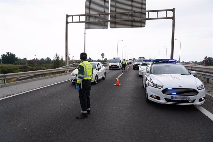 Archivo - Imagen de recurso de efectivos de la Guardia Civil de tráfico mientras realizan un control aleatorio