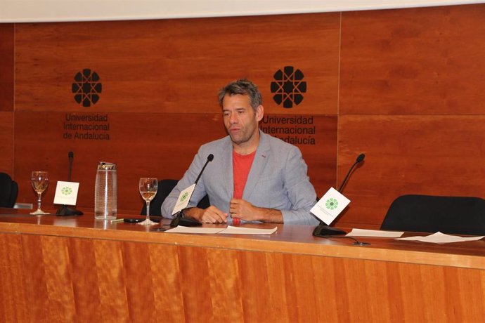 El escritor y periodista Rubén Amón en una conferencia en la sede Antonio Machado de la UNIA en Baeza (Jaén).