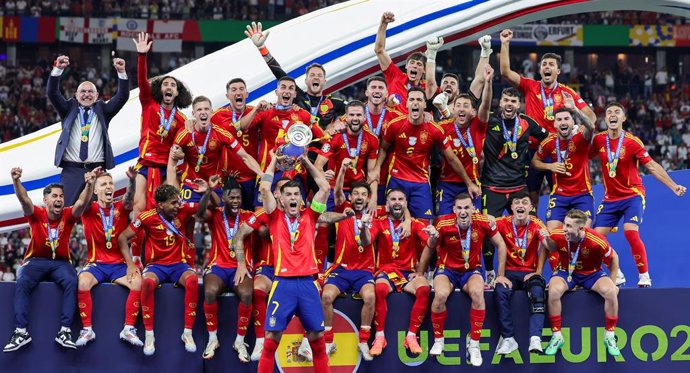 Archivo - 14 July 2024, Berlin: Spain players celebrate with the trophy after winning the UEFA Euro 2024 final soccer match against England at the Olympic Stadium. Photo: Christian Charisius/dpa