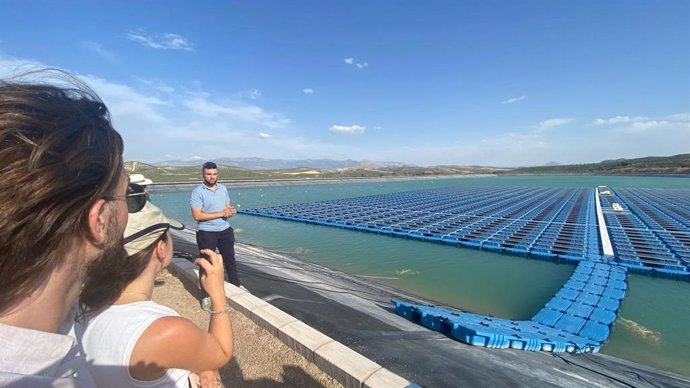 El alumnado de la UNIA visita la planta fotovoltaica flotante de Cortijo Conde en Úbeda (Jaén).