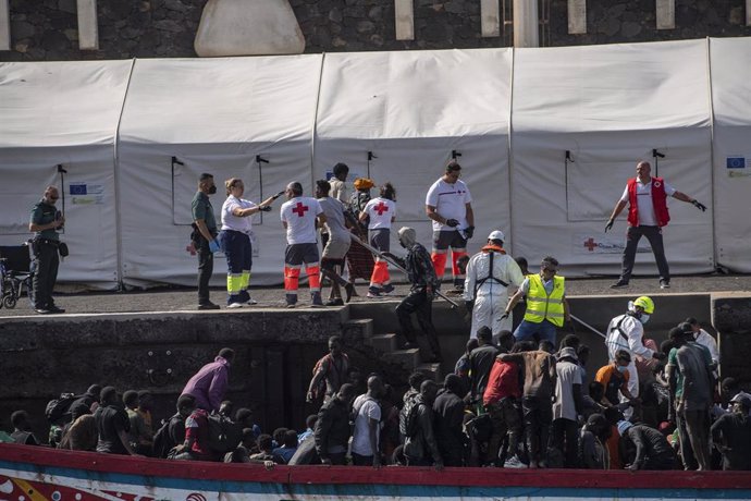 Migrantes desembarcan de un cayuco en el Puerto de La Restinga