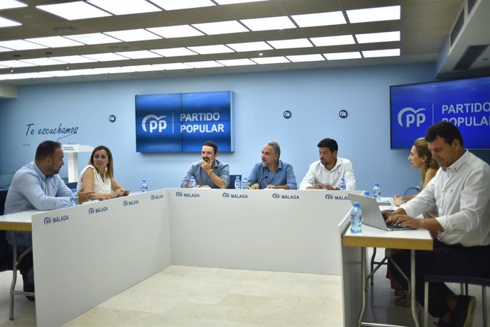 El vicesecretario de Coordinación Autonómica y Local y Análisis Electoral del PP, Elías Bendodo, participa en Málaga en una reunión con diputados y senadores junto al secretario general del PP de Málaga, José Ramón Carmona.