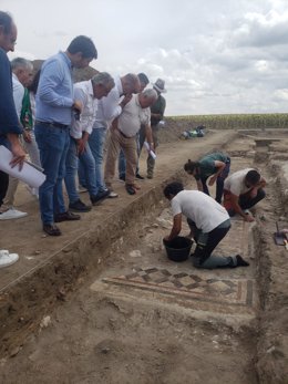 El consejero Santonja y el presidente De Vicente contemplan el mosaico hallado hace unos días en Confloenta.