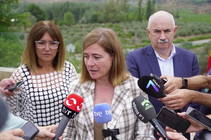 La consejera de Agricultura, Ganadería, Mundo Rural y Medio Ambiente de La Rioja, Noemí Manzanos, ofrece declaraciones a los medios tras un encuentro de trabajo con sus homólogos del País Vasco y Navarra, en la Bodega Institucional
