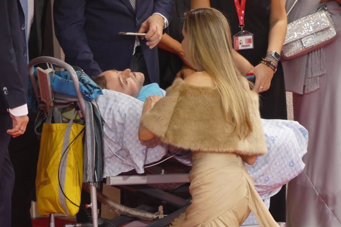 Angelina Jolie conversa con un enfermo de osteogénesis imperfecta en la alfombra roja del Festival de Venecia