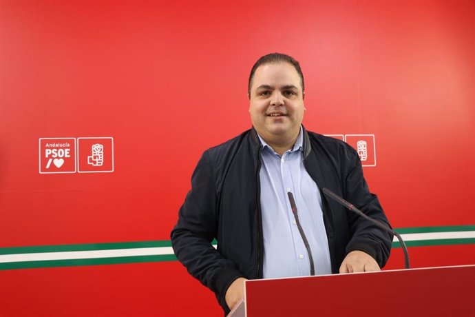 Archivo - El parlamentario del PSOE Víctor Torres, en una foto de archivo.