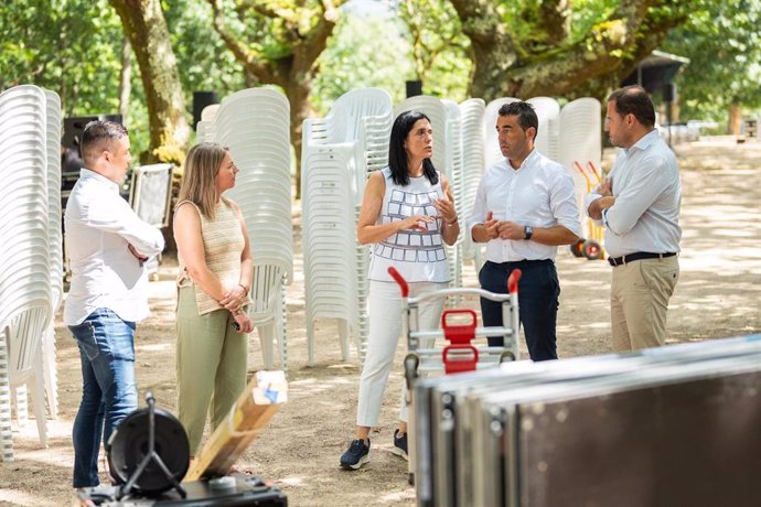 La secretaria xeral del PPdeG, Paula Prado, junto al presidente provincial del partido en Pontevedra, Luis López, y el alcalde de Cerdedo-Cotobade, Jorge Cubela, visitan la 'carballeira' de San Xusto, horas antes del acto de inicio del curso político.