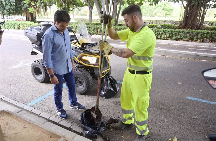 Archivo - El edil del Ciclo Integral del Agua en València, Carlos Mundina, supervisa las tareas que se realizan en la ciudad para prevenir inundaciones ante posibles lluvias.