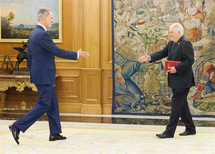 Archivo - El Rey Felipe VI recibe al presidente del Tribunal Constitucional, Cándido Conde-Pumpido, para la entrega de la Memoria Anual en el Palacio de la Zarzuela, a 13 septiembre de 2023, en Madrid (España).