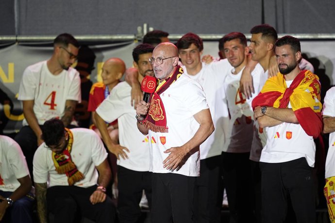 Archivo - Luis de la Fuente celabrates during the celebration of Spain Team at Cibeles Palace of Madrid after winning the Eurocup 2024 against Englad on July 15, 2024 in Madrid, Spain.