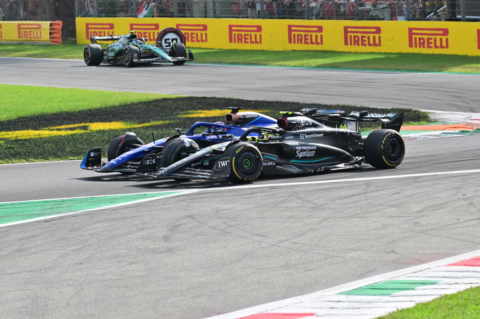 44 HAMILTON Lewis (gbr), Mercedes AMG F1 Team W14, action 23 ALBON Alexander (tha), Williams Racing FW45, action during the 2023 Formula 1 Pirelli Grand Premio dItalia Grand Prix, 14th round of the 2023 Formula One World Championship from September 1