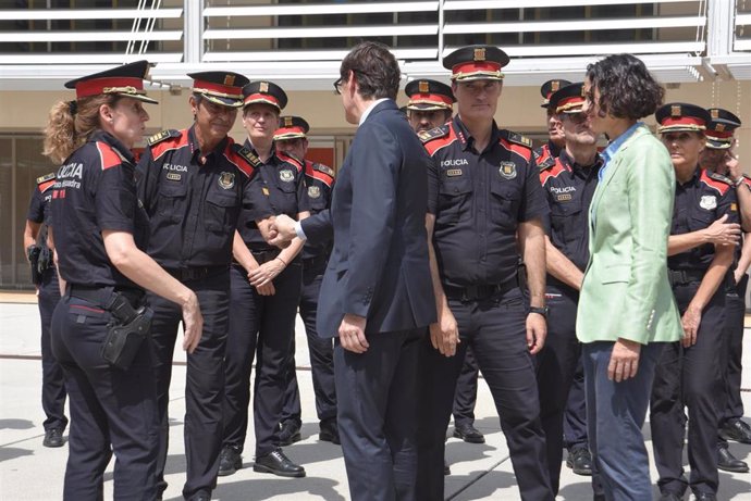 El presidente de la Generalitat, Salvador Illa (c), saluda al excomisario jefe de los Mossos d'Esquadra Josep Lluís Trapero (2i), durante una visita al Complex Central de Mossos d'Esquadra, a 14 de agosto de 2024, en Barcelona, Catalunya (España). Salvado