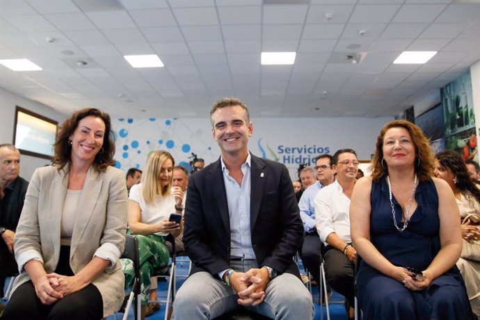 El consejero de Agricultura, Pesca, Agua y Desarrollo Rural de la Junta de Andalucía, Ramón Fernández-Pacheco, junto con la alcaldesa de Almería, María del Mar Vázquez, y la presidenta de la Comisión de Pesca del Parlamento Europeo, Carmen Crespo.