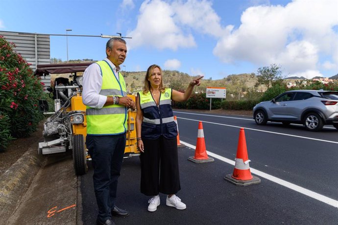 El consejero de Carreteras del Cabildo de Tenerife, Dámaso Arteaga, y la presidenta, Rosa Dávila, en una visita a la TF-13