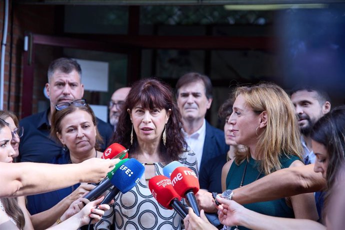 La ministra de Igualdad,  Ana Redondo (i) y la alcaldesa de Alcorcón, Candelaria Testa (d), ofrecen declaraciones a los medios a su llegada a un curso de formación para Puntos Violeta, a 30 de agosto de 2024, en Alcorcón, Madrid (España). 