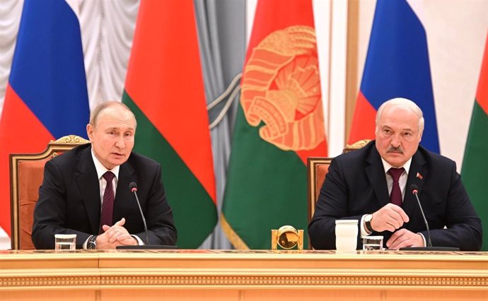 Archivo - Los presidentes de Rusia y Bielorrusia, Vladimir Putin (i) y Alexander Lukashenko (d), durante un encuentro en Minsk (archivo)