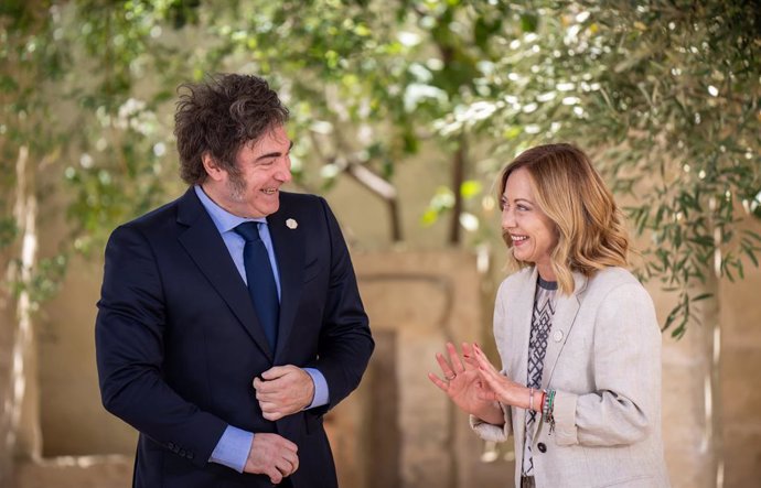 Archivo - 14 June 2024, Italy, Bari: Italian Prime Minister Giorgia Meloni (R) welcomes Argentinian President Javier Milei at the G7 summit. 