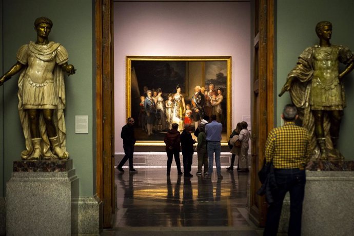 Archivo - Varias personas observan el cuadro de la familia de Carlos IV de Goya en el Museo del Prado de noche, a 4 de marzo de 2023, en Madrid (España)