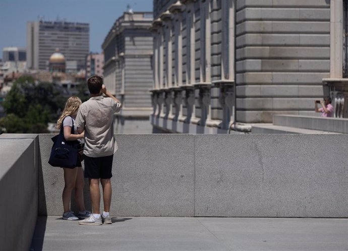 Archivo - Varios turistas en el centro de Madrid, a 4 de julio de 2024, en Madrid (España). 