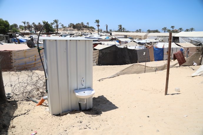 Una letrina en la "zona segura" de Al Mauasi (Gaza)