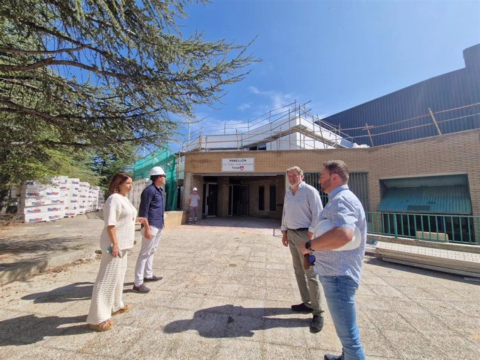 La alcaldesa de Teruel, Emma Buj, visita las obras del Pabellón Las Viñas-Pepe Lanzuela.