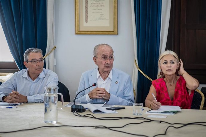 La consejera de Cultura y Deporte de la Junta de Andalucía, Patricia del Pozo; el presidente de la Diputación de Málaga, Francisco Salado; y el alcalde de Málaga, Francisco de la Torre.