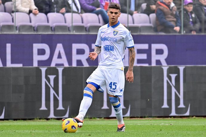 Archivo - Frosinone Calcio's midfielder Enzo Barrenechea during the Italian championship Serie A football match between ACF Fiorentina and Frosinone Calcio on February 11, 2024 at the Artemio Franchi stadium in Florence, Italy - Photo Lisa Guglielmi / Liv