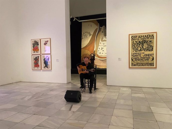 Actuación del guitarrista Rafael Andújar y el cantaor Juañarito en la Sala de Flamenco del Museo Reina Sofía, en el marco de 'Refúgiate en la cultura'