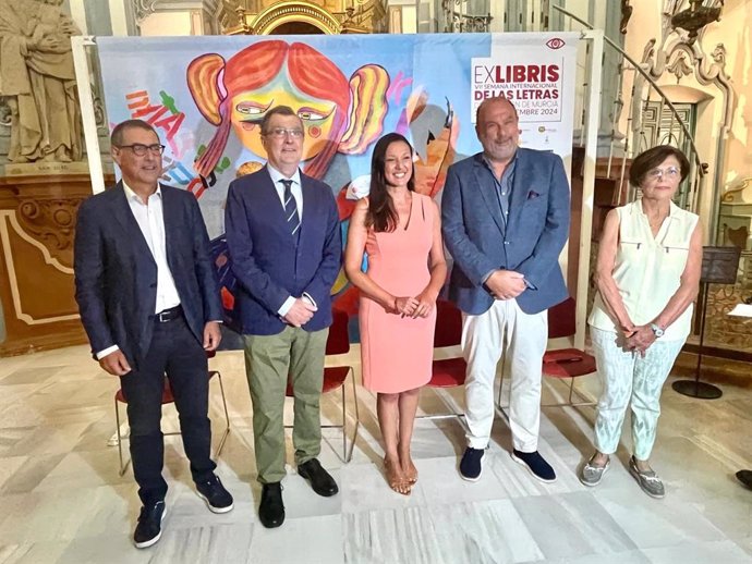 La consejera Carmen Conesa, con el alcalde de Murcia, el rector de la UMU, el director de 'Exlibris' y la representante de la Fundación Mediterráneo