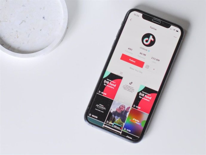 Archivo - Móvil con la red social TikTok