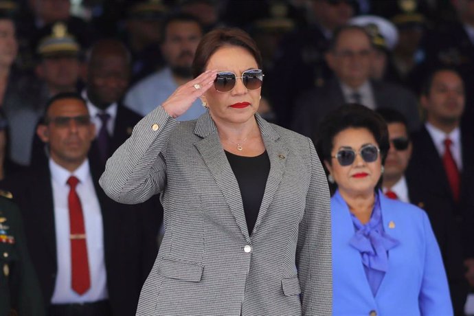 Archivo - La presidenta de Honduras, Xiomara Castro, encabeza un acto militar