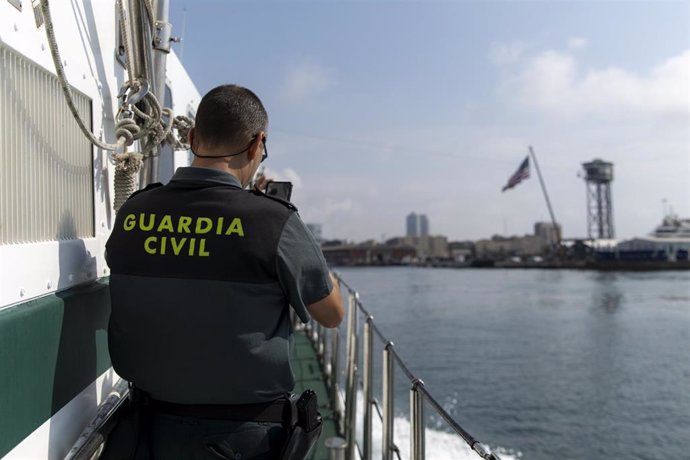 Archivo - Imagen de archivo de un agente de la Guardia Civil durante una patrulla marítima.