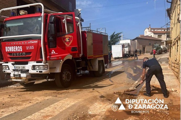 Bomberos de la DPZ limpian la calle principal de Herrera de los Navarros tras la fuerte tormenta