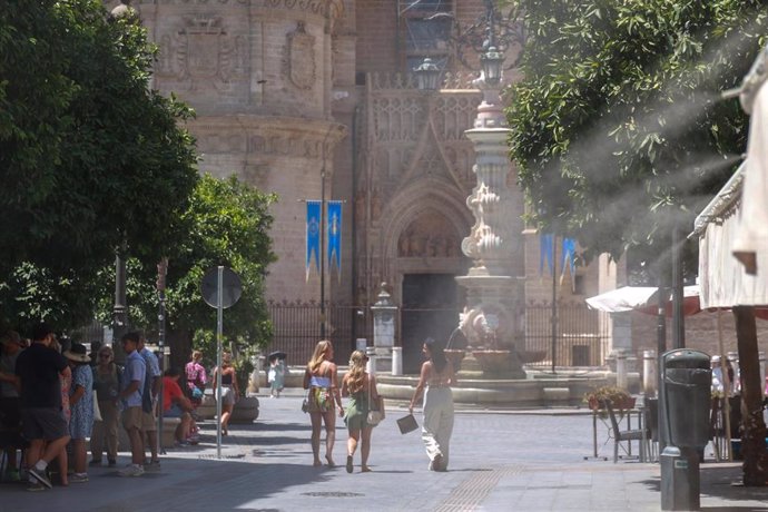 Aspersores de un bar refrescan la temperatura en la calle Mateos Gago de Sevilla en pleno verano