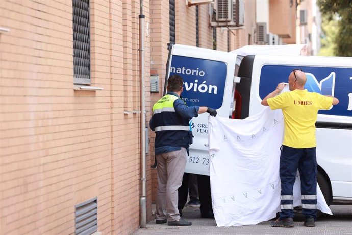 Momento en el que sale el cadáver de la mujer presuntamente asesinada por su marido en Pino Montano, en Sevilla.