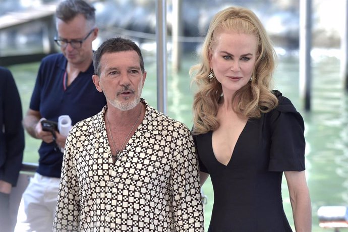 El actor español, Antonio Banderas, acompañado por su compañera de reparto, Nicole Kidman, presenta en el Festival de Cine de Venecia, el thriller erótico “Babygirl”, a 30 de agosto de 2024, en Venecia (Italia)