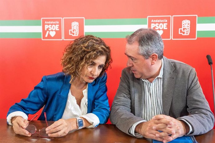 Archivo - El secretario general del PSOE-A, Juan Espadas, y  la ministra en funciones de Hacienda y Función Pública, María Jesús Montero, en  la reunión de la Interparlamentaria del PSOE de Andalucía. (Foto de archivo).