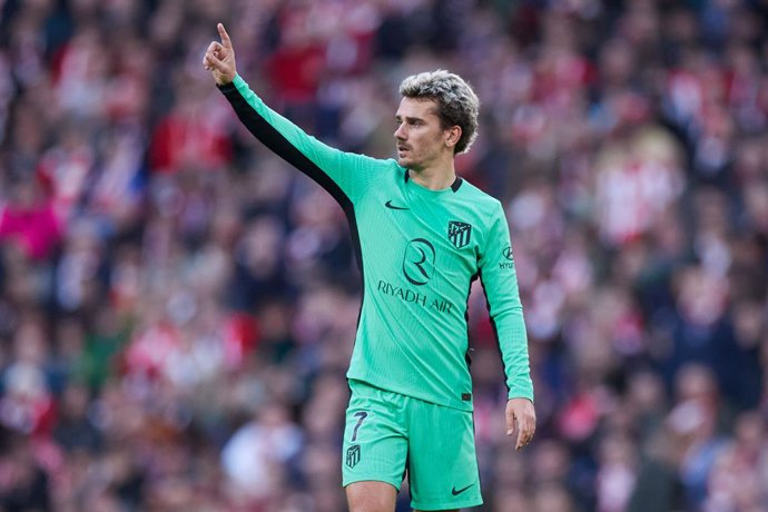 Archivo - Antoine Griezmann of Atletico de Madrid reacts during the LaLiga EA Sports match between Athletic Club and Atletico de Madrid at San Mames on December 16, 2023, in Bilbao, Spain.