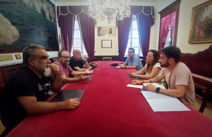 El portavoz del Grupo Municipal de Adelante Izquierda Gaditana, David de la Cruz y la concejala, Lorena Garrón, reunidos con representantes de la plataforma ciudadana 'Carranza Incumple'