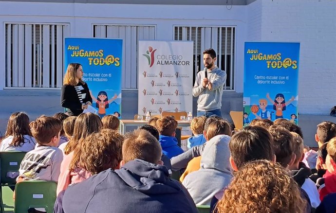 Archivo - El ciclista cordobés Alfonso Cabello, en una imagen de archivo, durante una 'masterclass' sobre deporte y diversidad funcional con alumnos del colegio Almanzor de Córdoba.