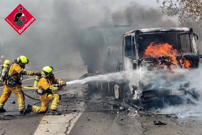 Bomberos apagan el fuego en el camión grúa en Guardamar