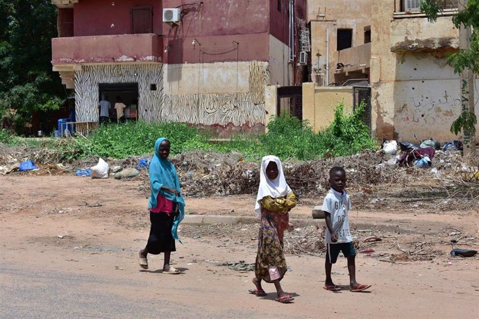 Niños caminan en la ciudad de Omdurmán, en Sudán