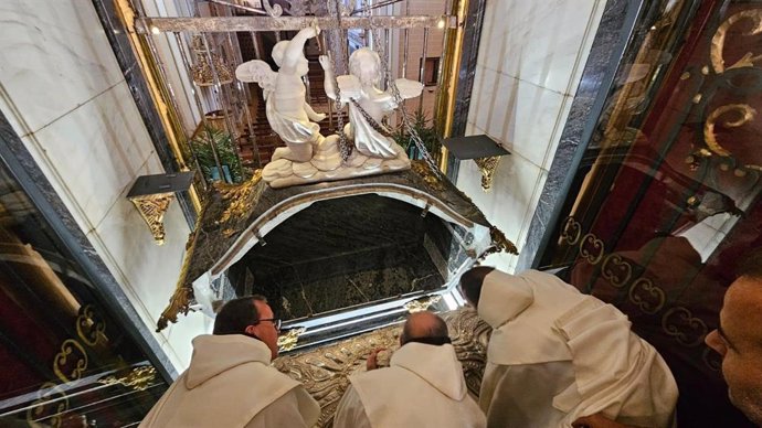 Final de la primera fase del estudio del sepulcro de Santa Teresa de Jesús en Alba de Tormes.