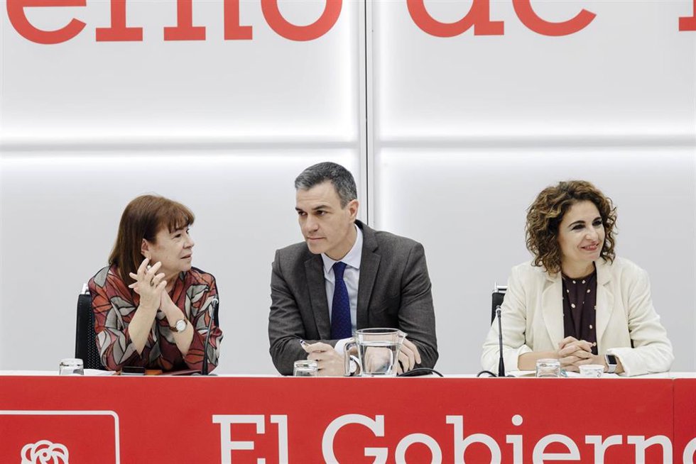 Archivo - (I-D) La presidenta del PSOE, Cristina Narbona; el secretario general del PSOE y presidente del Gobierno, Pedro Sánchez, y la ministra de Hacienda y Función Pública, María Jesús Montero, durante la reunión de la Comisión Ejecutiva Federal en F